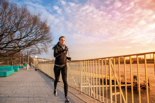 日没で走っている若い女性 — ストック写真